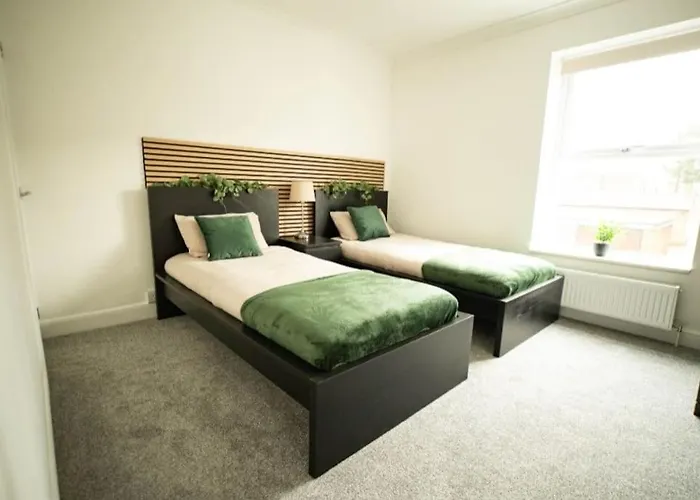 Spacious - Sleeps 5 - Garden - Close To Sea