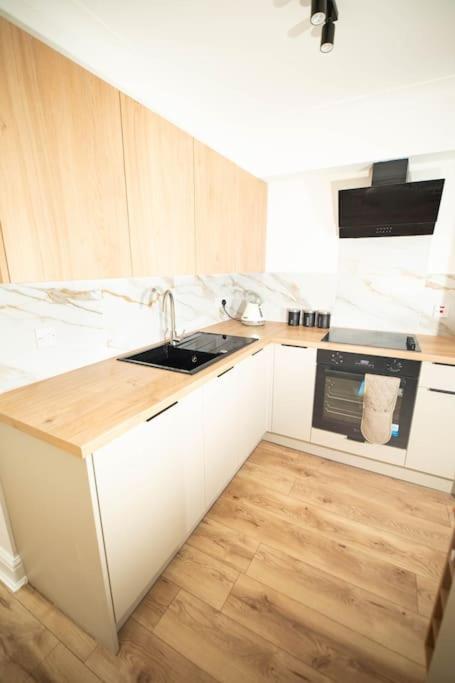 Spacious - Sleeps 5 - Garden - Close To Sea Holiday home *